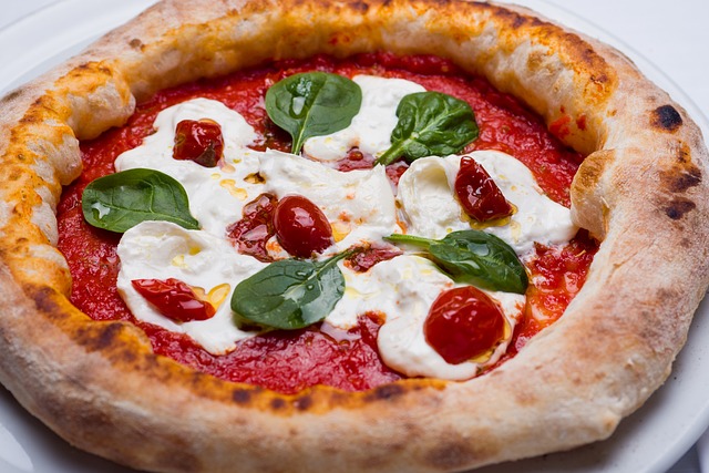 Pizza a karmienie piersią – czy można ją jeść?